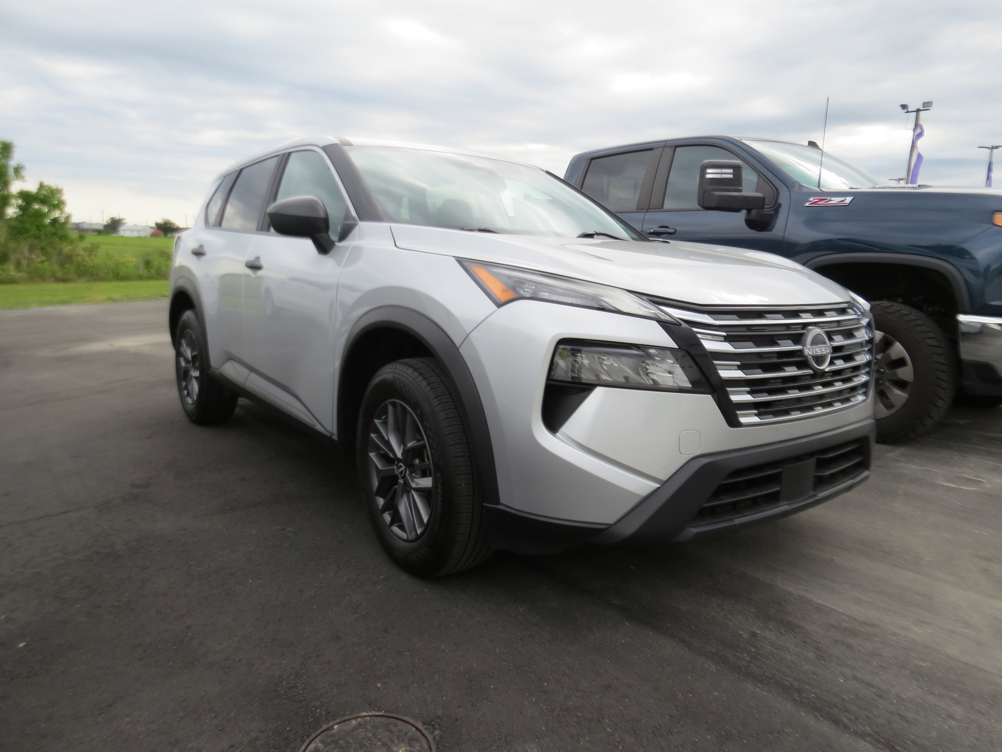 Used 2024 Nissan Rogue S FWD image 2