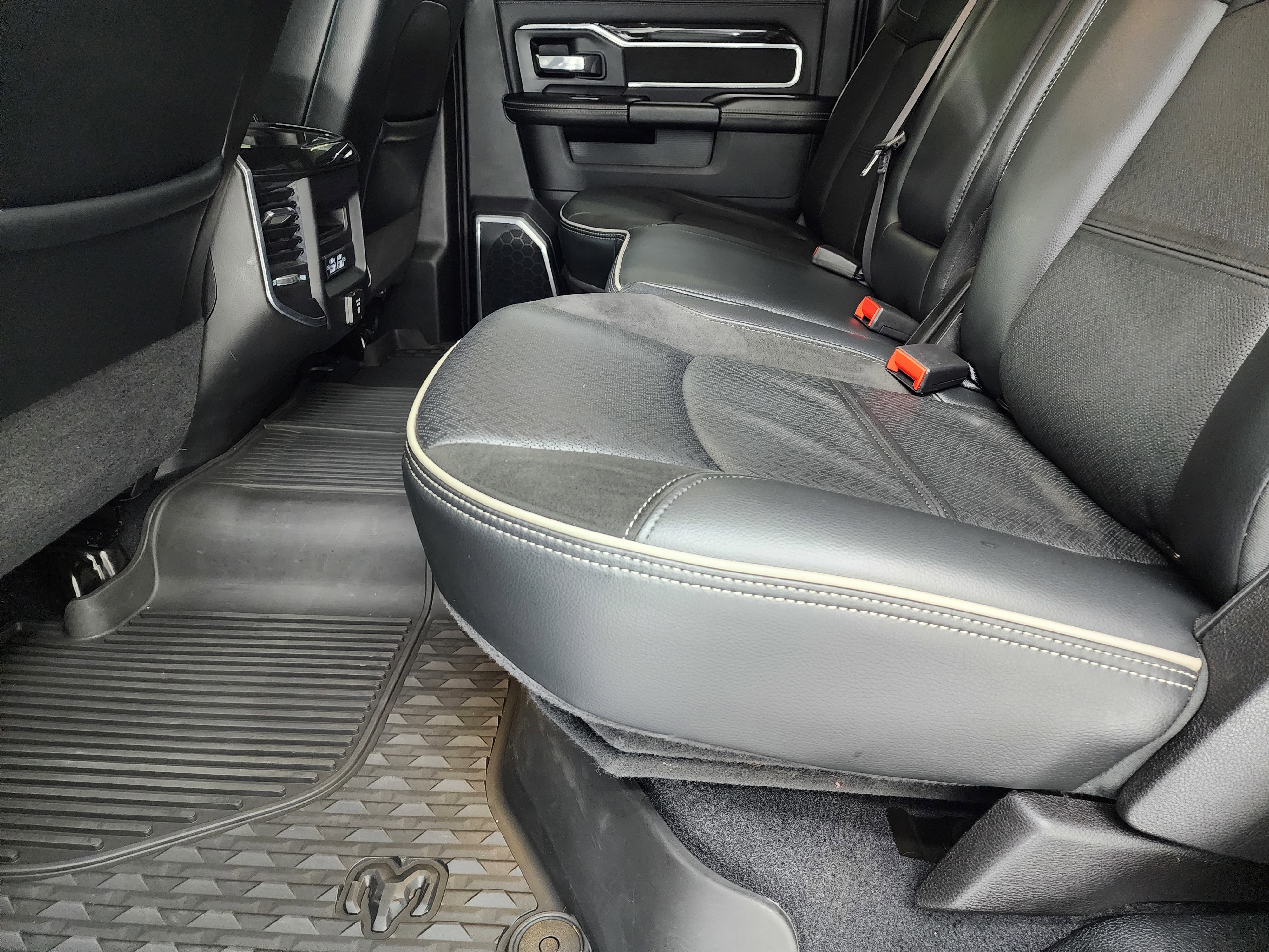 Used 2021 RAM 3500 Laramie w/ Night Edition image 39