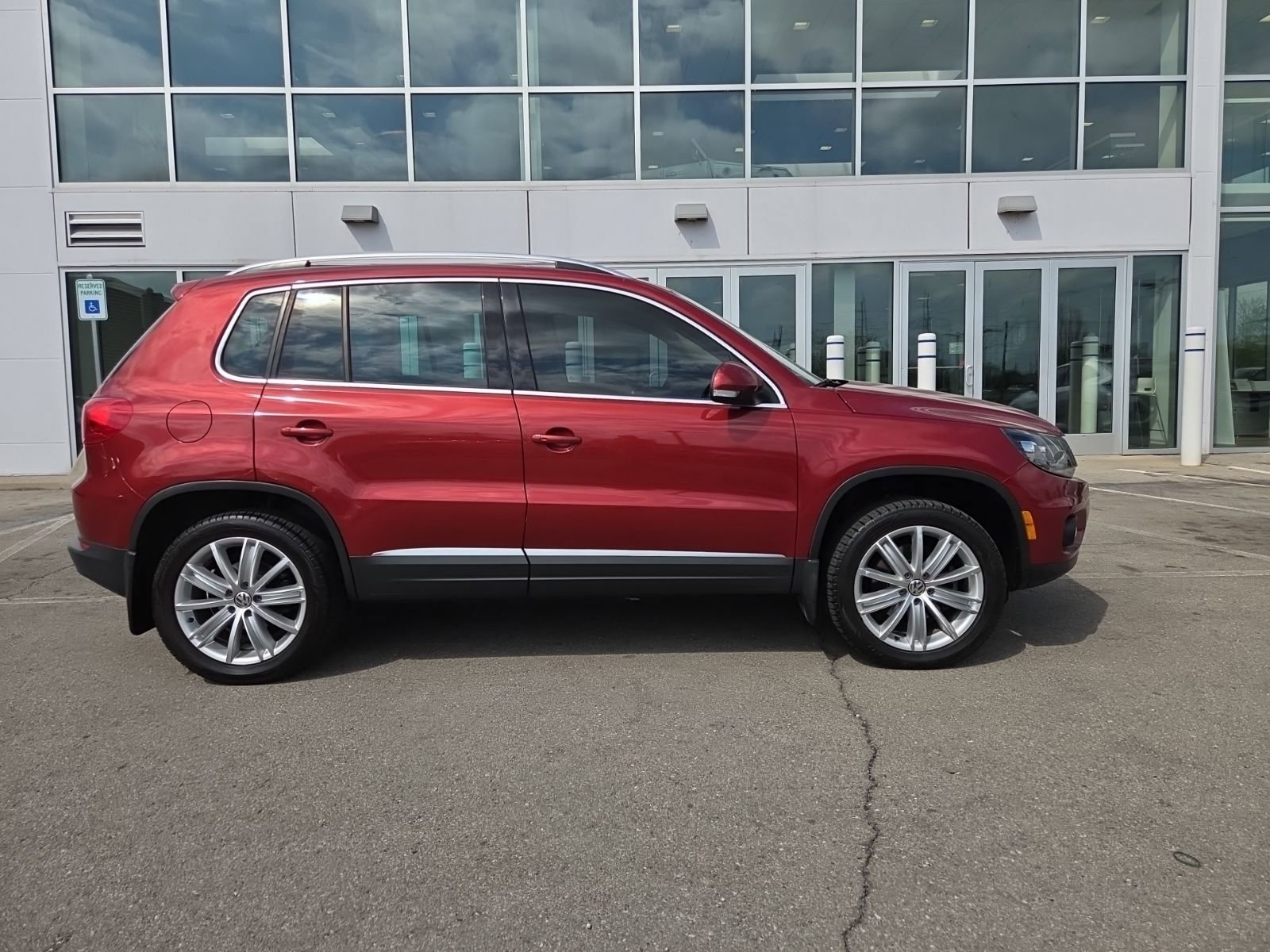 Used 2016 Volkswagen Tiguan SE image 3