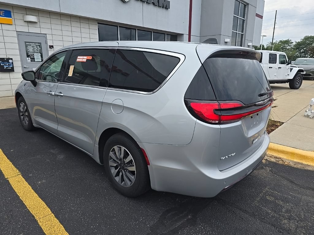 Used 2024 Chrysler Pacifica Limited FWD image 6