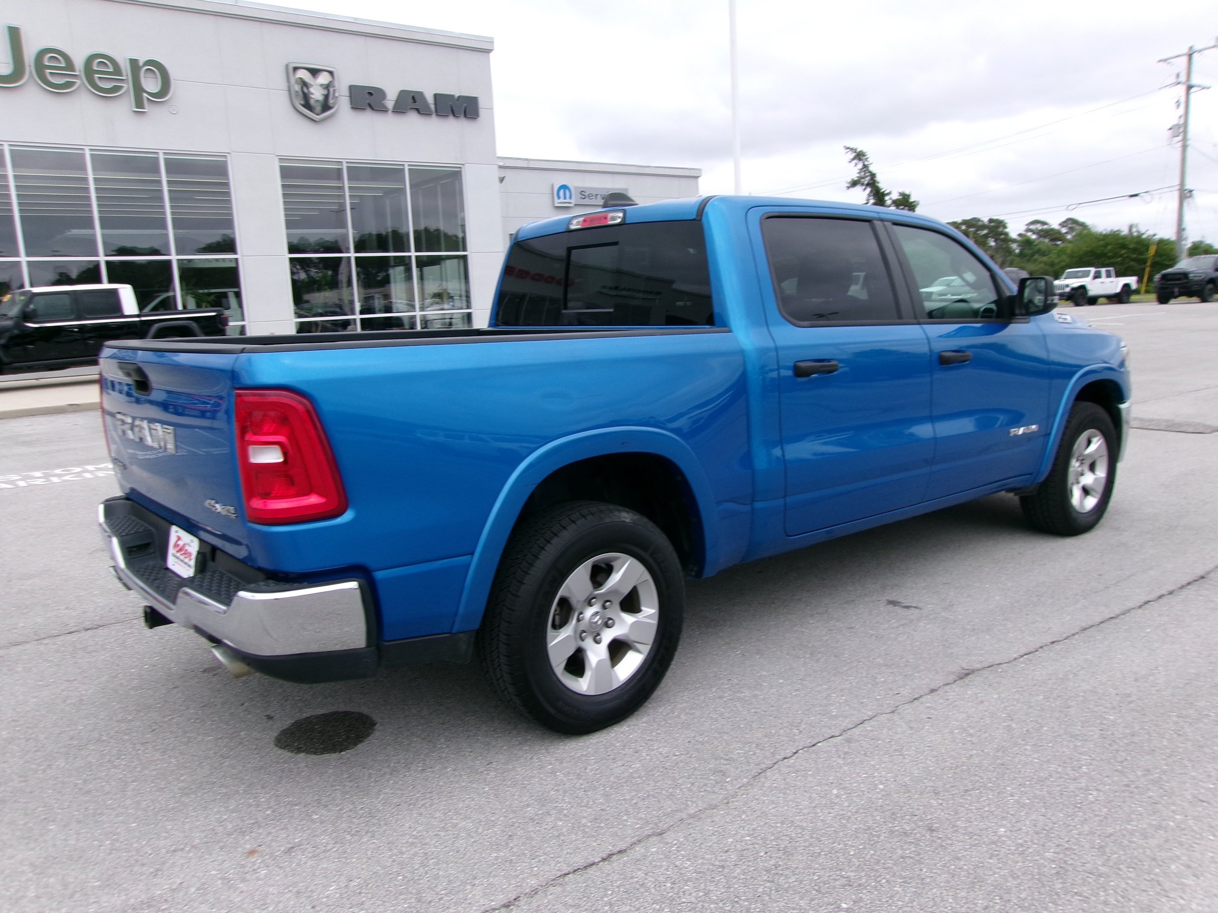 Used 2025 RAM 1500 Big Horn AWD/4WD image 4
