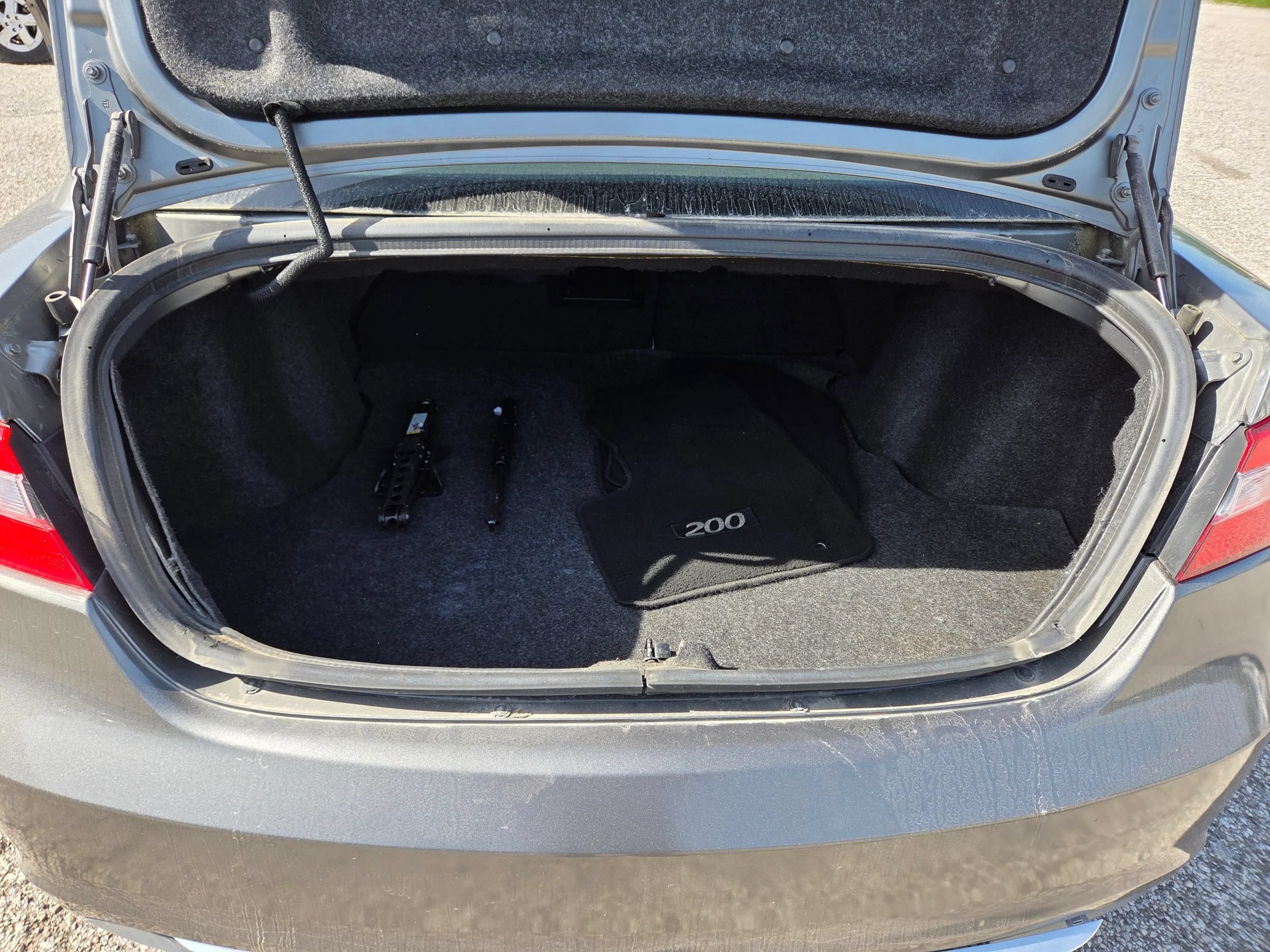 Used 2011 Chrysler 200 Touring FWD image 15