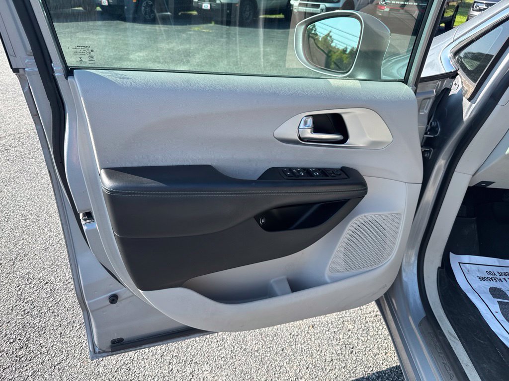 Used 2018 Chrysler Pacifica Limited FWD image 26