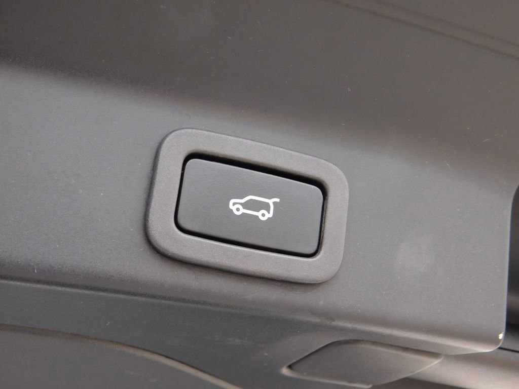 Used 2019 Jaguar F-PACE Premium image 8