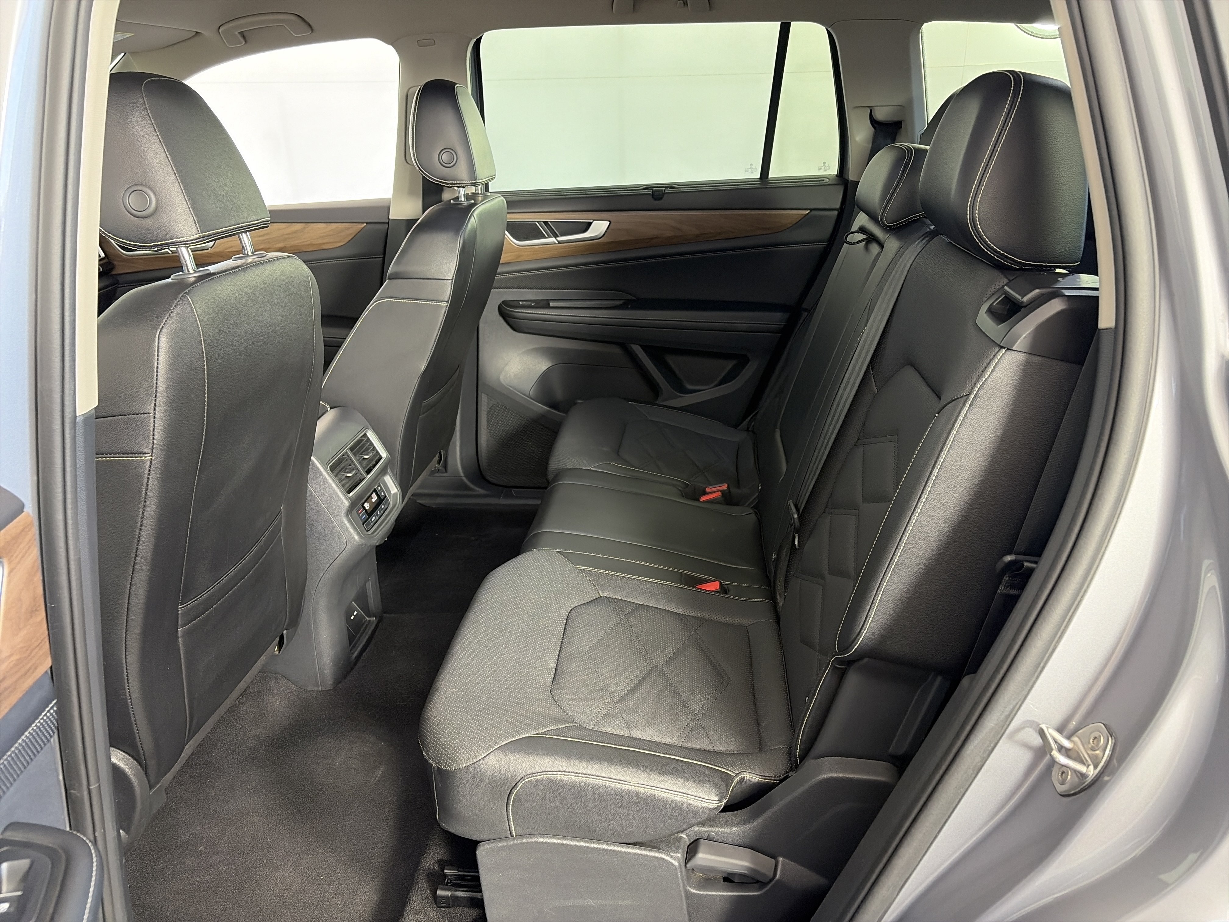 Used 2024 Volkswagen Atlas SE AWD/4WD image 7
