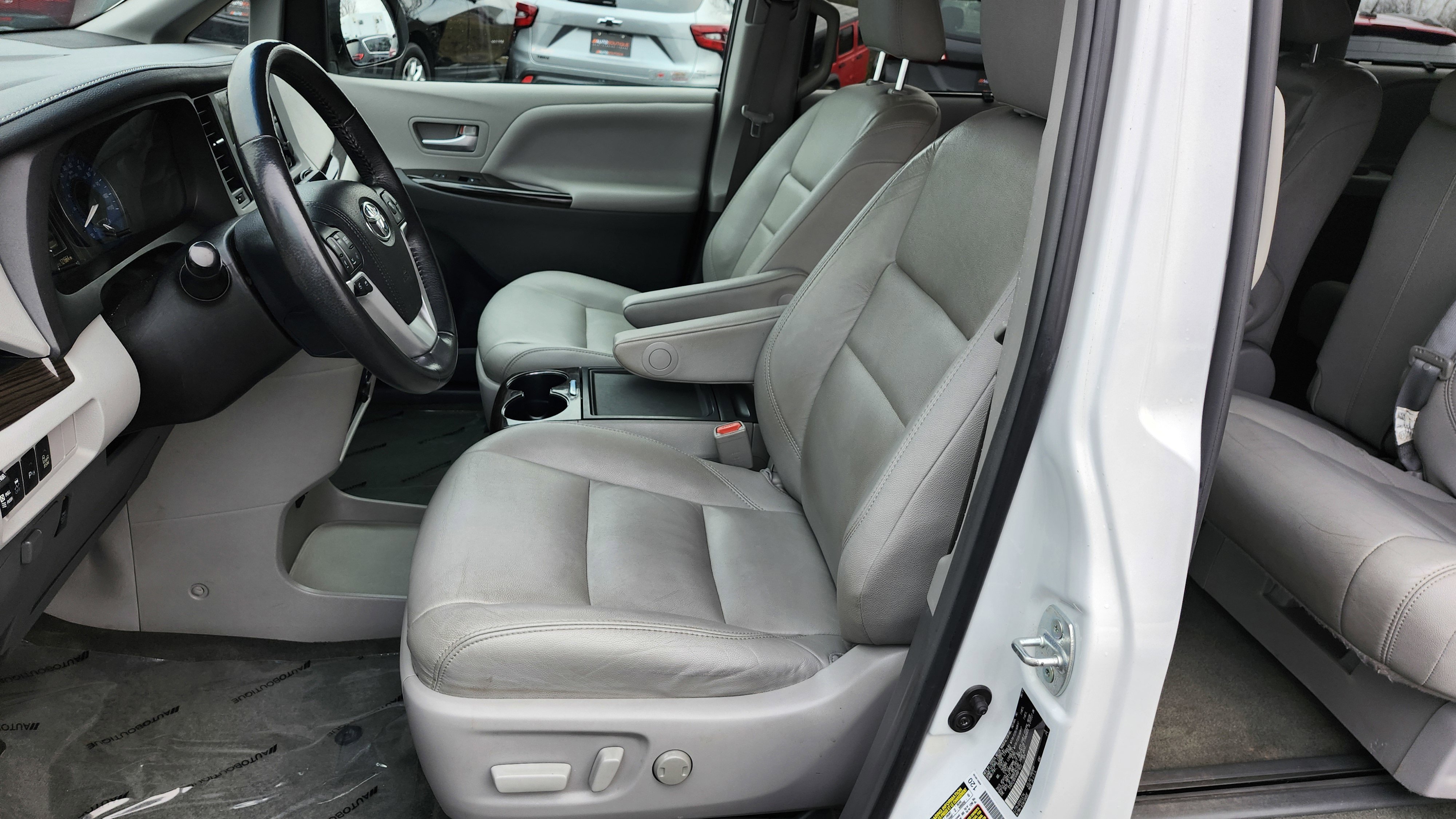 Used 2017 Toyota Sienna XLE Premium image 24