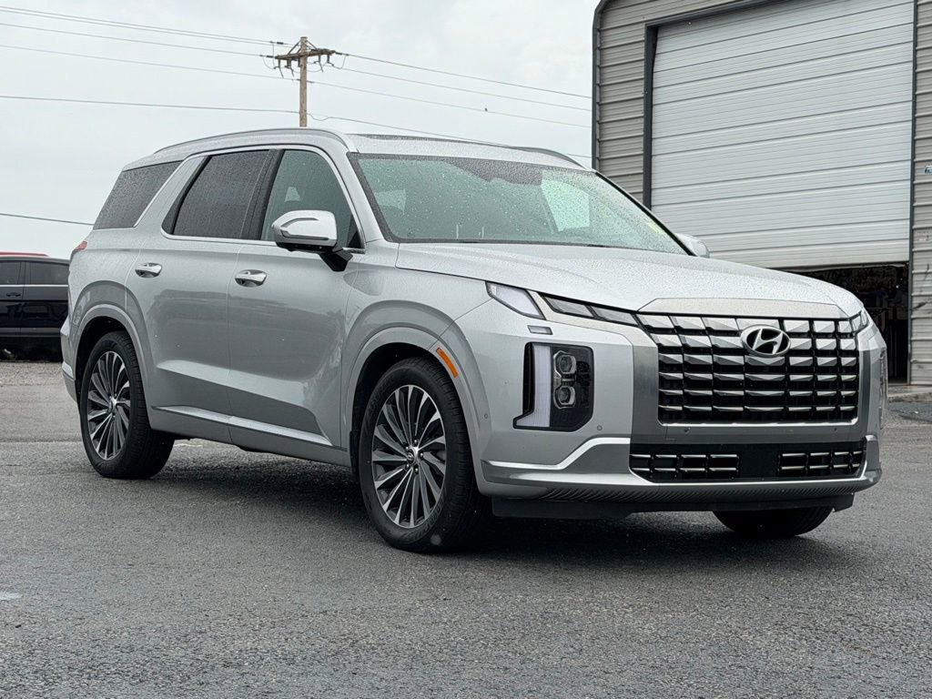 Used 2023 Hyundai Palisade Calligraphy FWD image 2