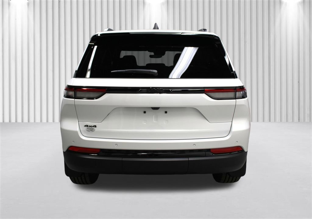 New 2025 Jeep Grand Cherokee Altitude image 4