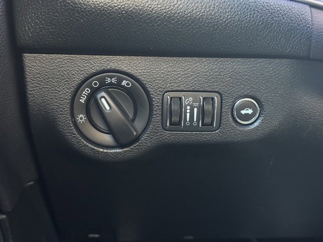 Used 2016 Dodge Challenger SXT w/ Driver Convenience Group image 19