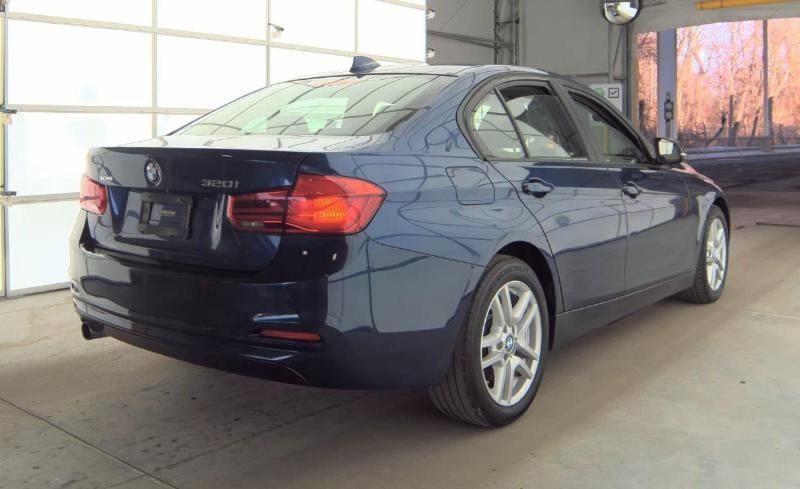 Used 2018 BMW 320i xDrive Sedan image 4