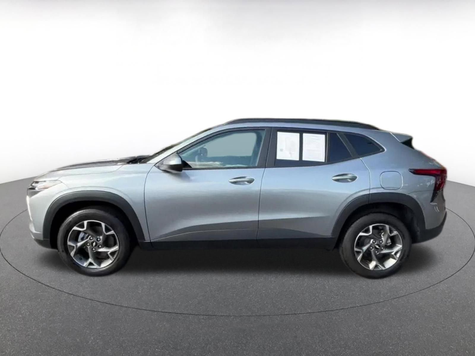 Used 2025 Chevrolet Trax LT image 9