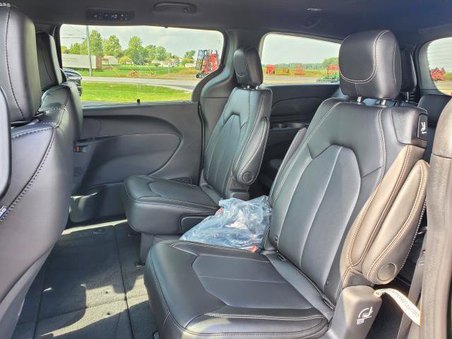 New 2027 Chrysler Pacifica Select AWD/4WD image 22