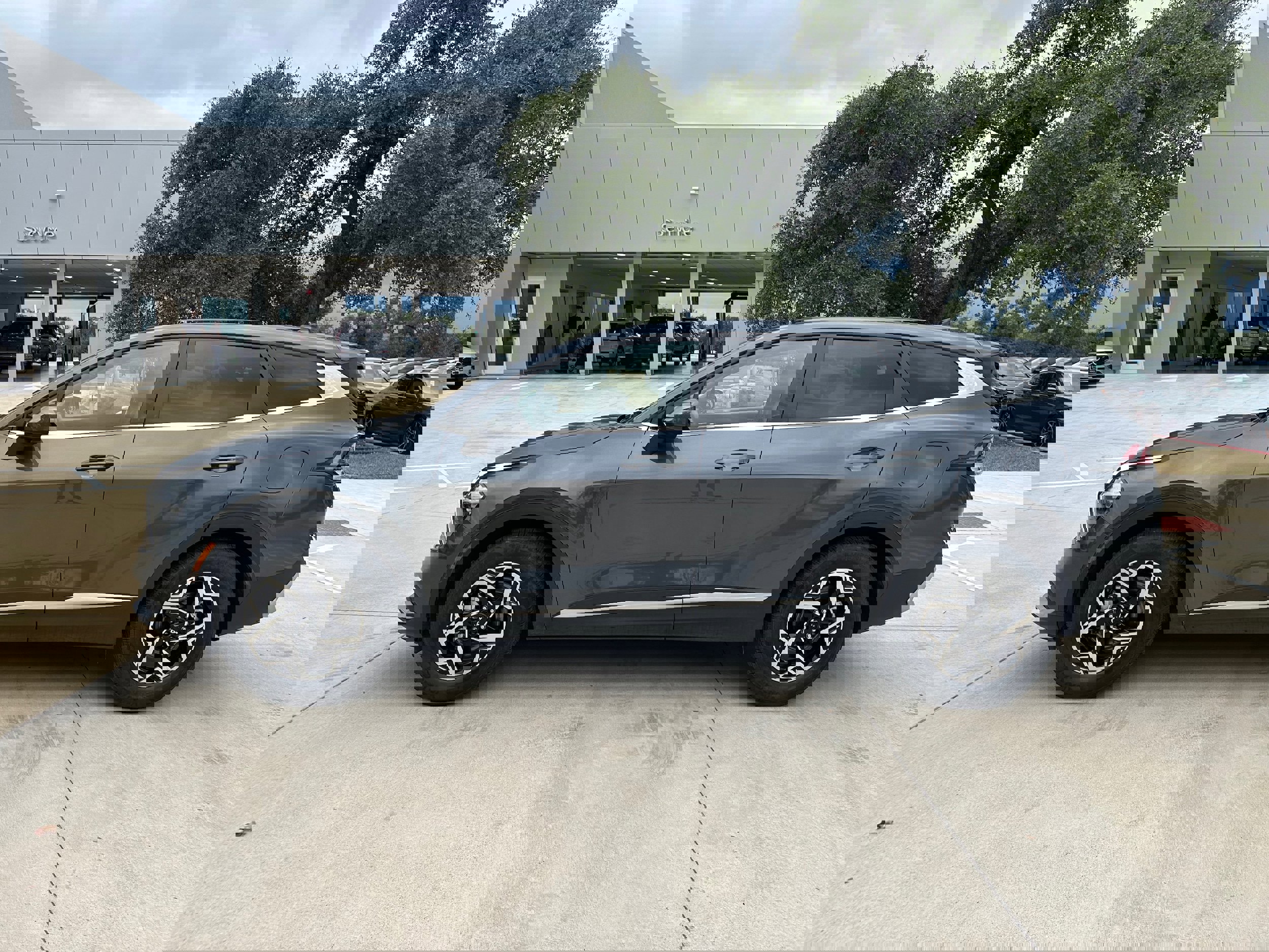 Used 2023 Kia Sportage LX image 3