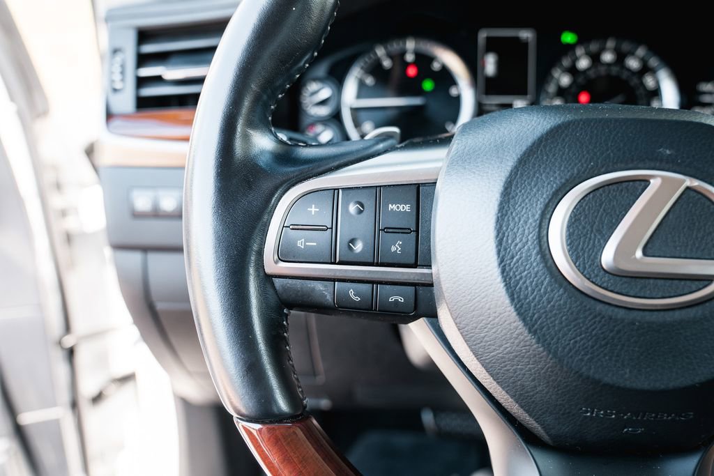 Used 2021 Lexus LX 570 4WD w/ Luxury Package image 16