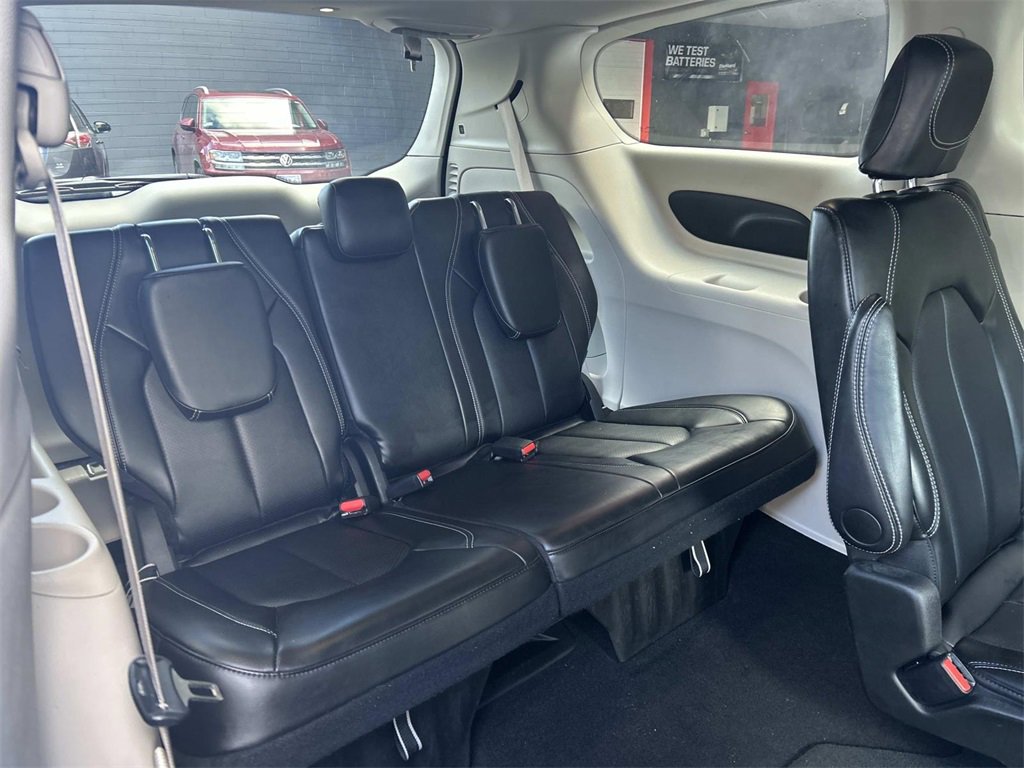 Used 2024 Chrysler Pacifica Touring-L image 16