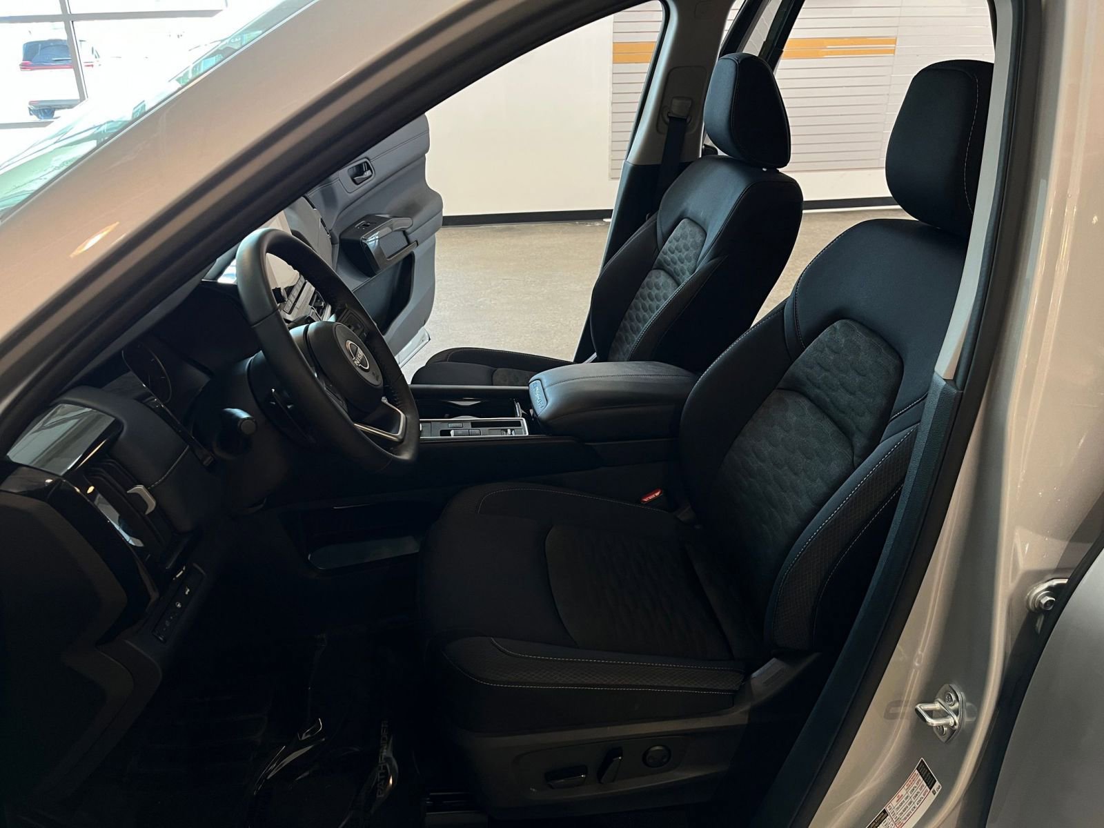 Used 2025 Nissan Pathfinder SV FWD image 28