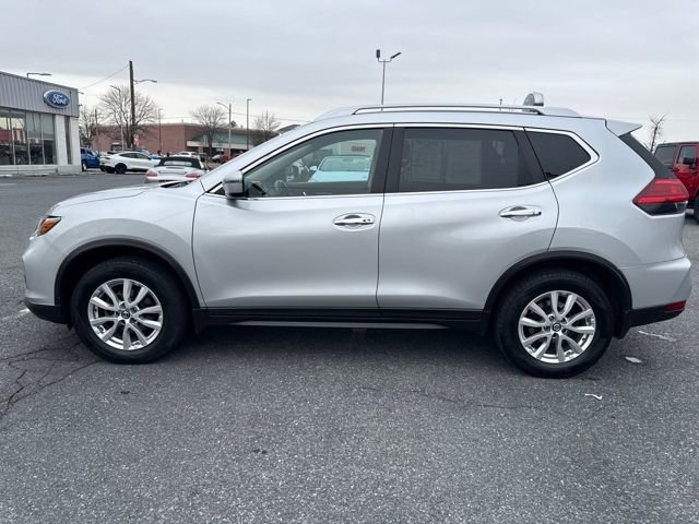 Used 2017 Nissan Rogue SV image 2