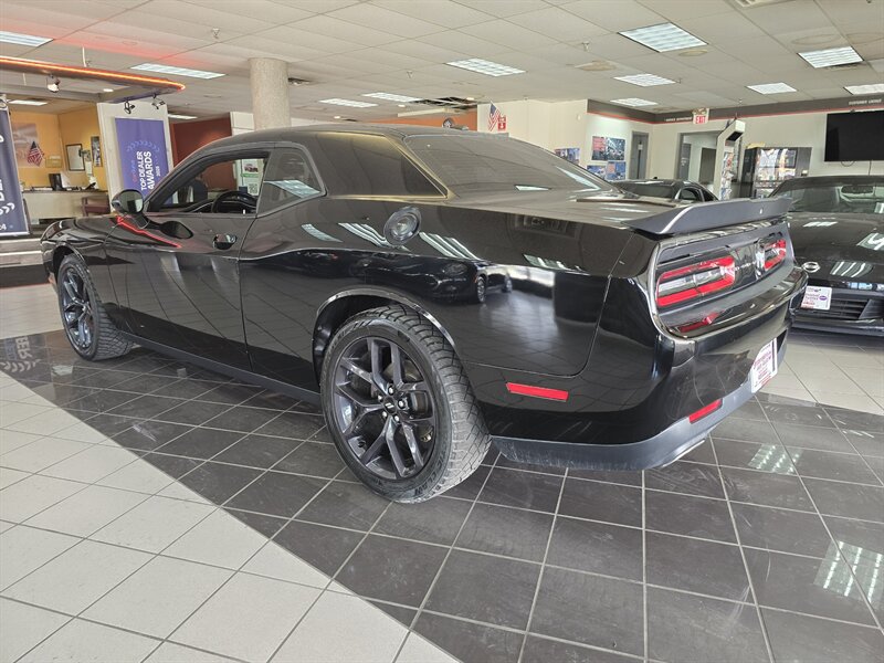Used 2019 Dodge Challenger SXT w/ Blacktop Package RWD image 6