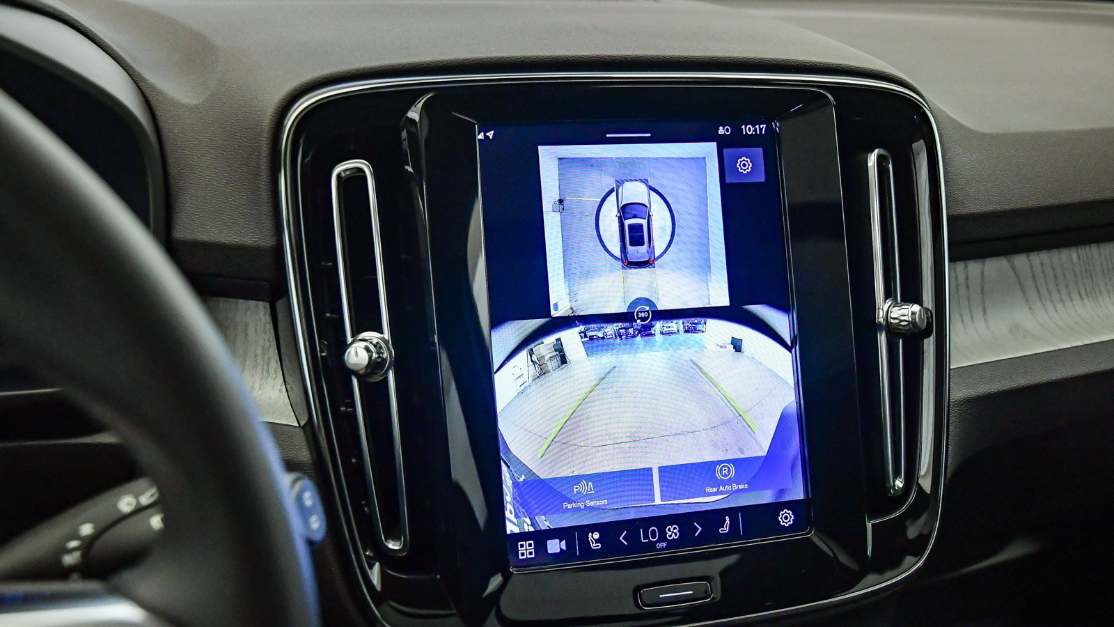 Certified 2025 Volvo XC40 B5 Ultra w/ Climate Package image 28