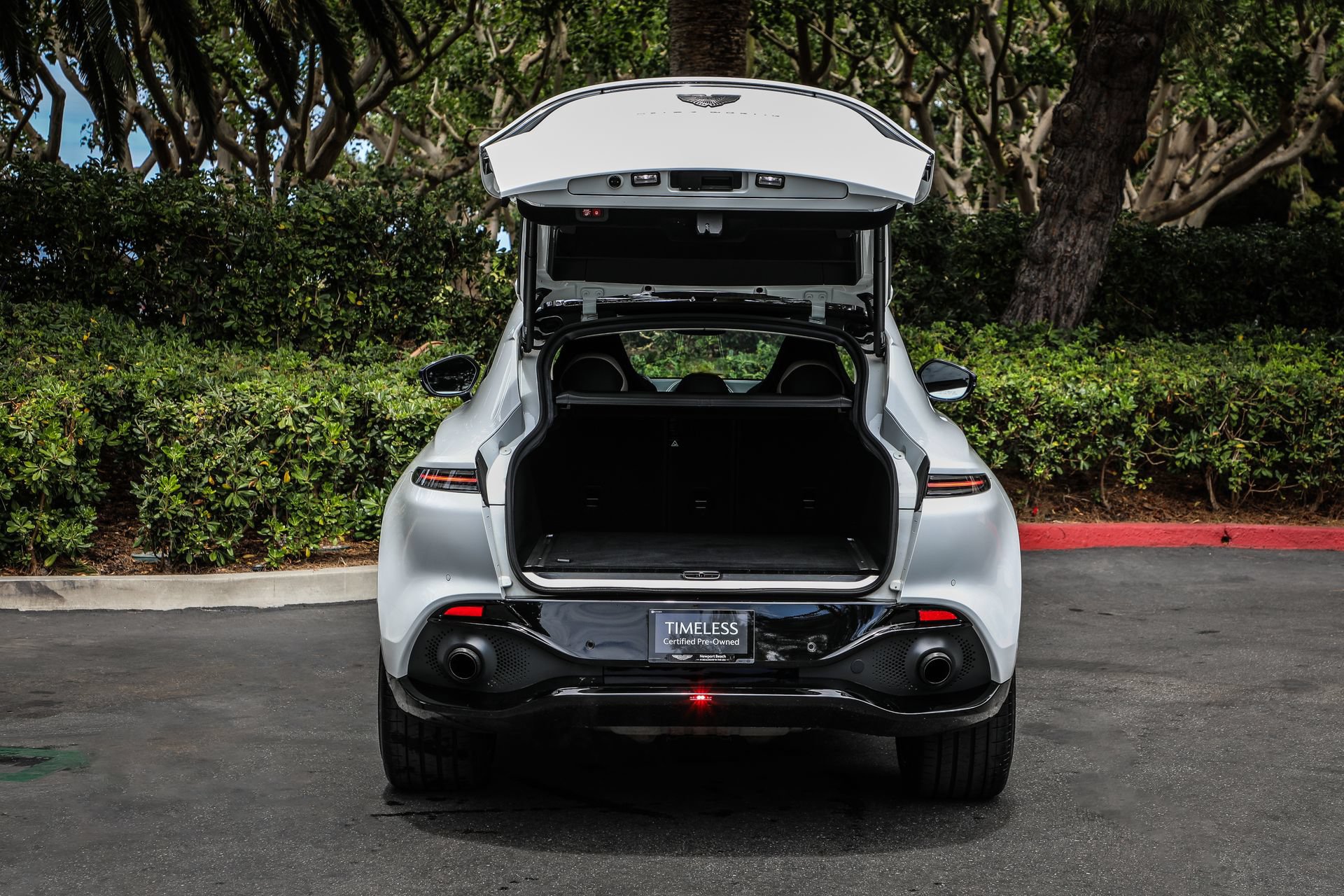 Used 2022 Aston Martin DBX AWD/4WD image 7