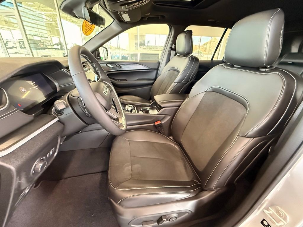Used 2025 Jeep Grand Cherokee Altitude AWD/4WD image 14
