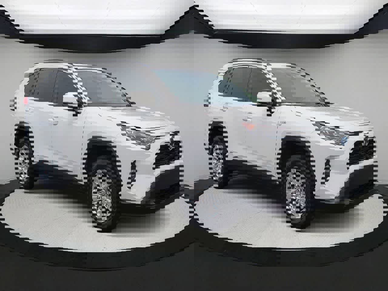 Used 2020 Toyota RAV4 XLE image 2