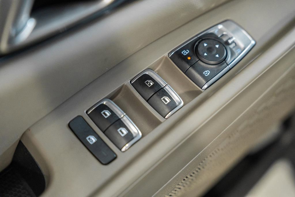 Used 2025 Kia Carnival FWD image 40