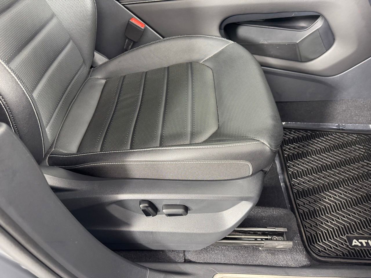Used 2025 Volkswagen Atlas SEL image 38