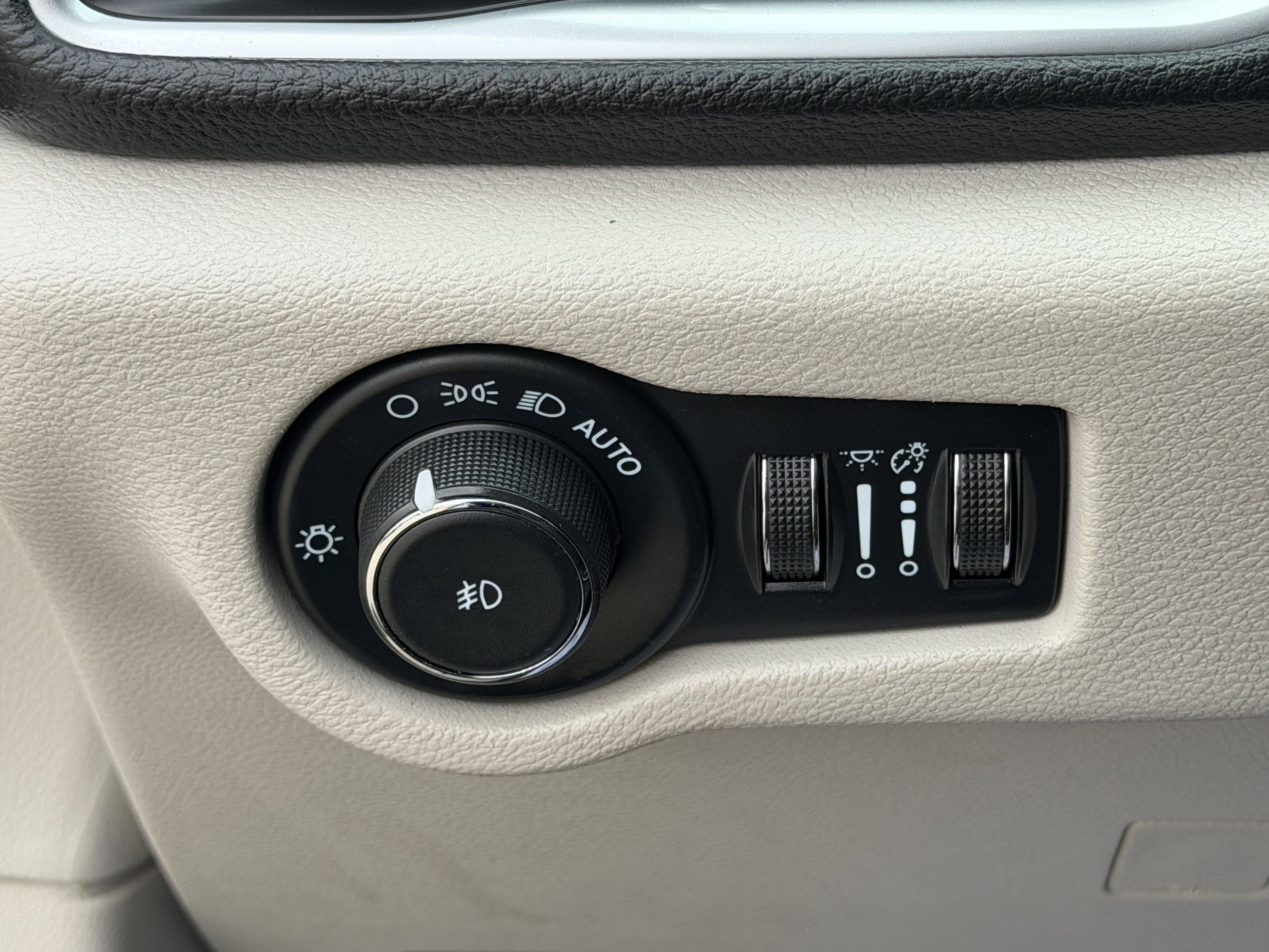 Used 2024 Chrysler Pacifica Limited FWD image 23