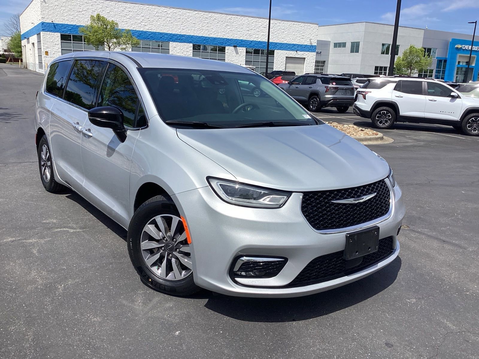 Used 2024 Chrysler Pacifica Select image 1