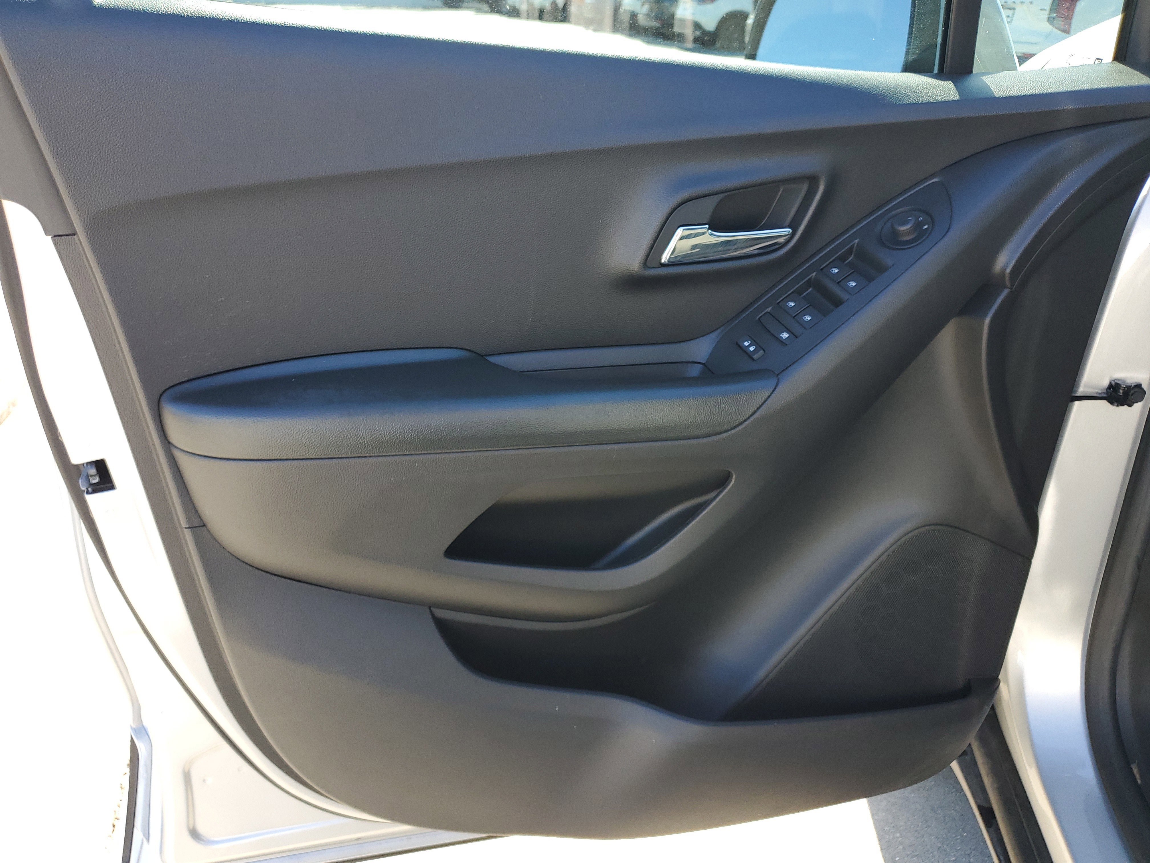 Used 2022 Chevrolet Trax LT w/ LT Convenience Package image 18