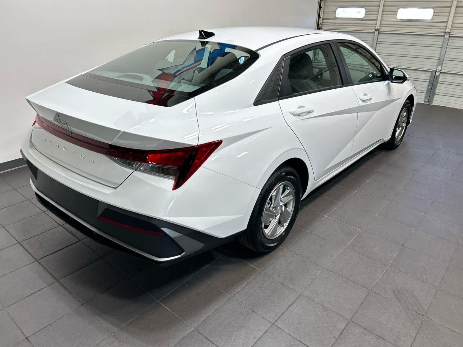 New 2026 Hyundai Elantra SE FWD image 3