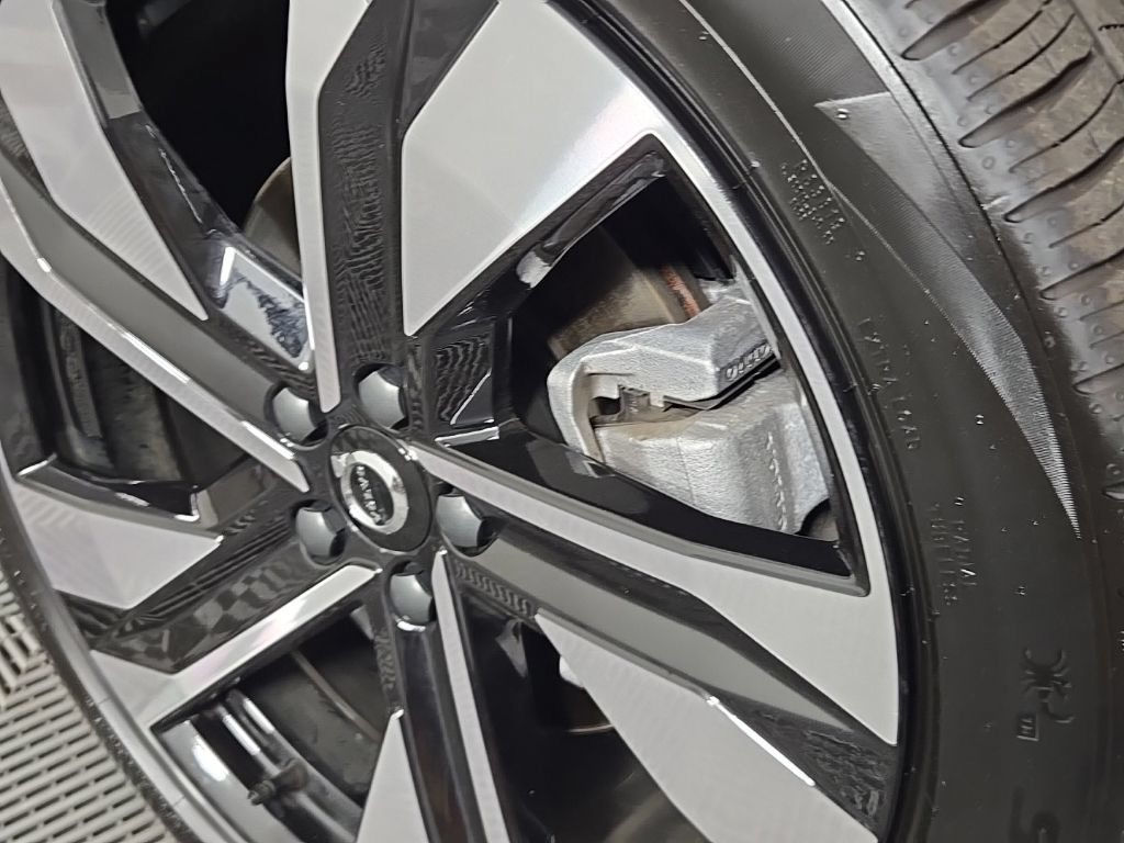 Certified 2025 Volvo XC40 B5 Plus AWD/4WD image 7
