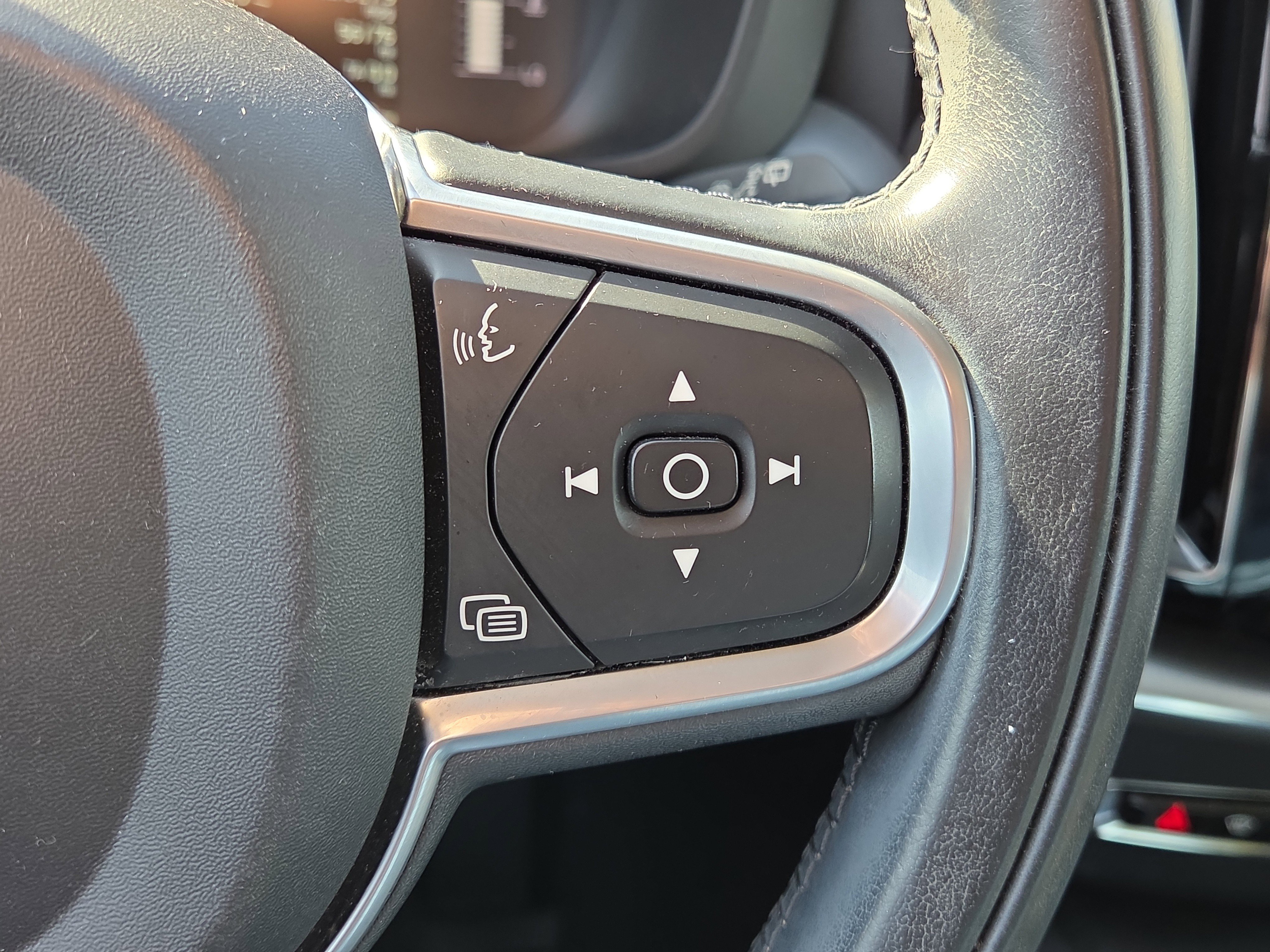 Used 2018 Volvo XC60 T5 Momentum w/ Convenience Package image 20