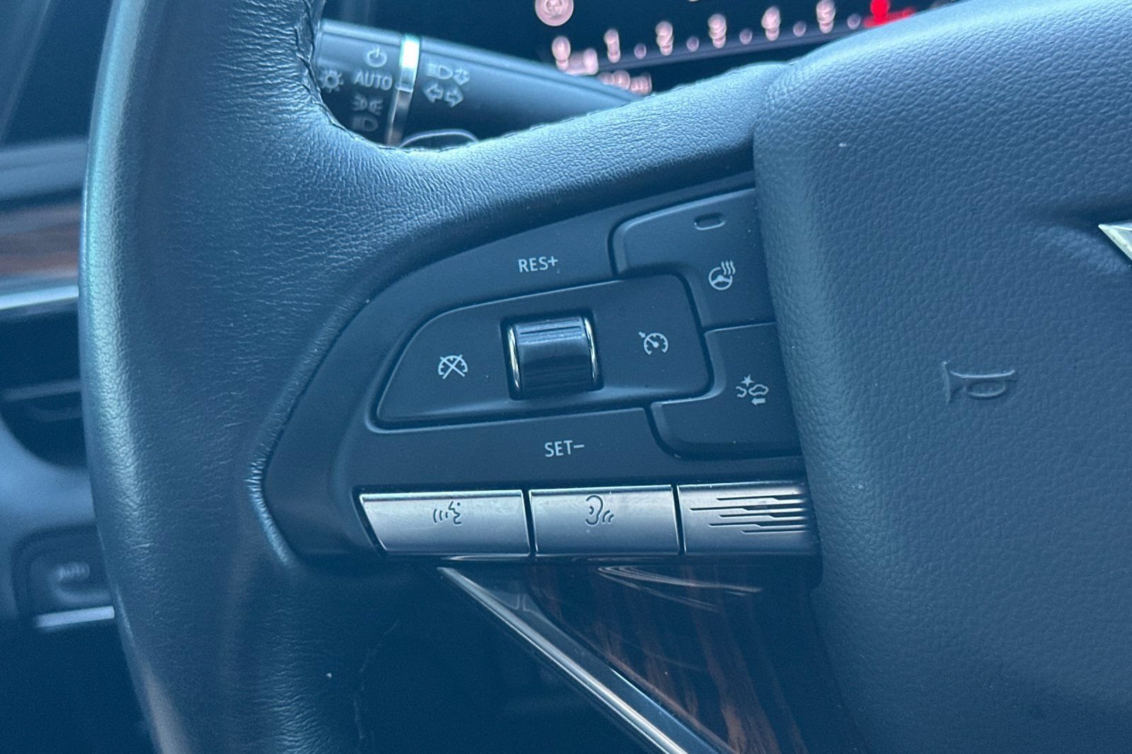 Used 2022 Cadillac Escalade Luxury AWD/4WD image 33
