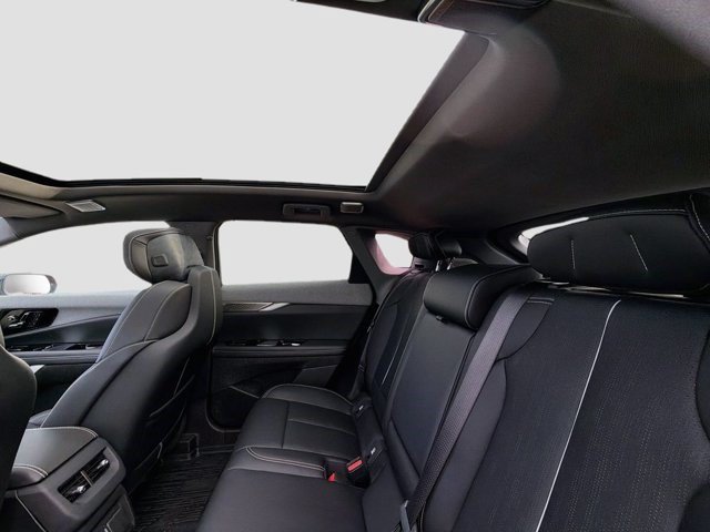Certified 2025 Cadillac Optiq Sport 2 w/ LPO, Floor Liner Package AWD/4WD image 27
