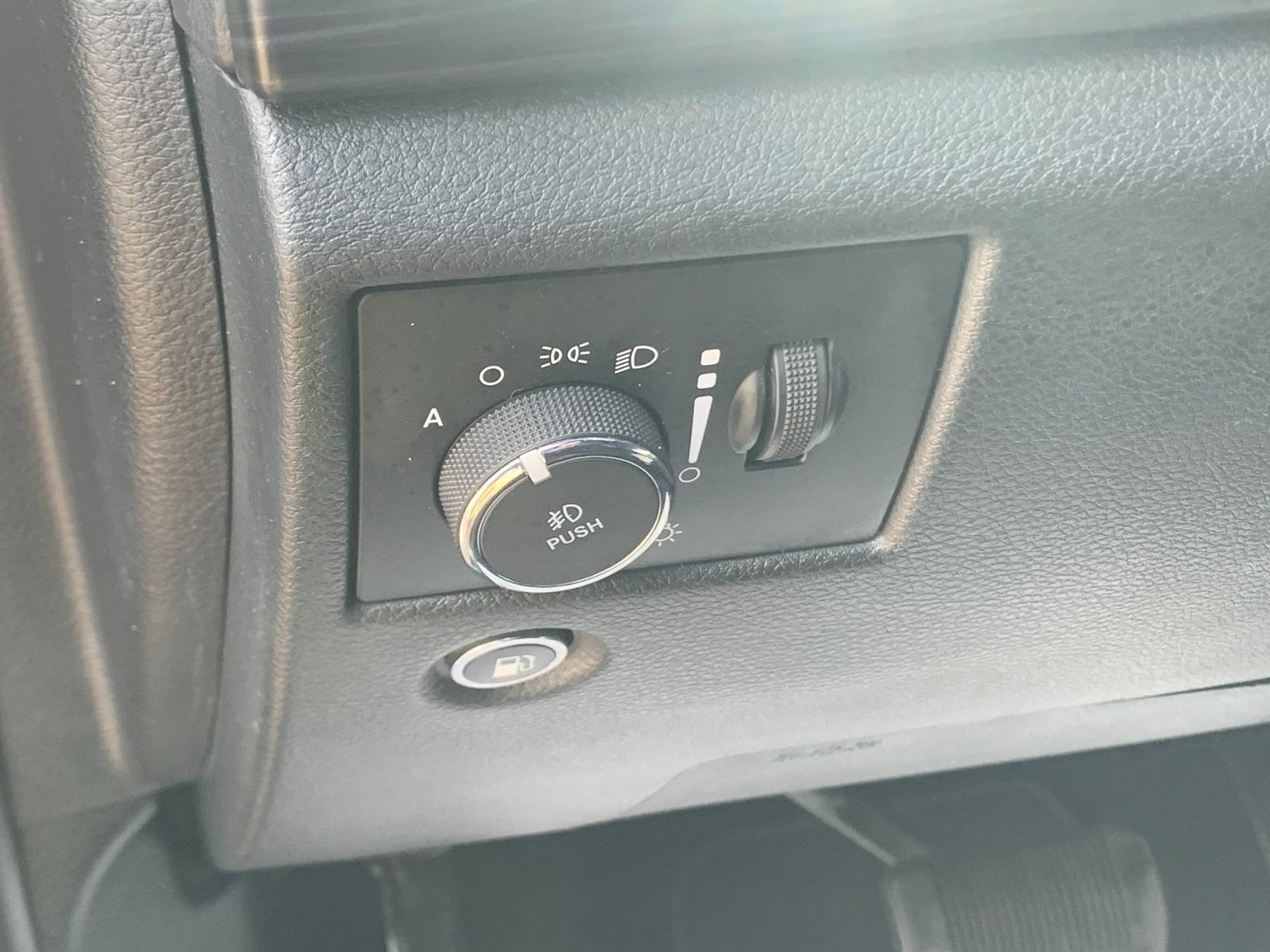 Used 2020 Jeep Grand Cherokee Altitude AWD/4WD image 33