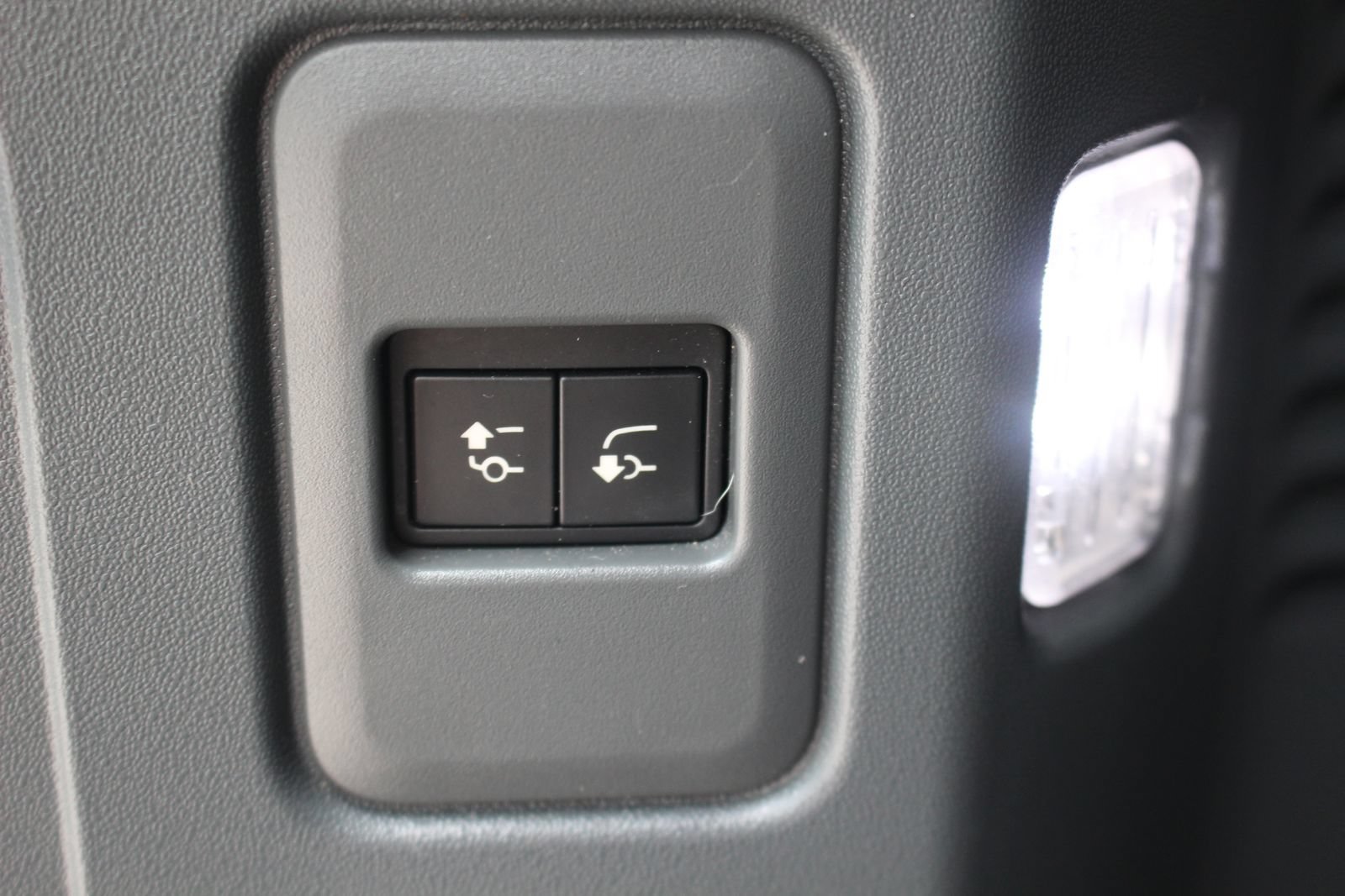 Used 2023 Land Rover Defender 130 X-Dynamic SE AWD/4WD image 11