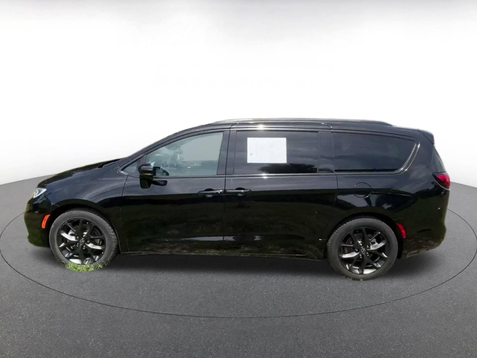 Used 2025 Chrysler Pacifica Limited FWD image 8