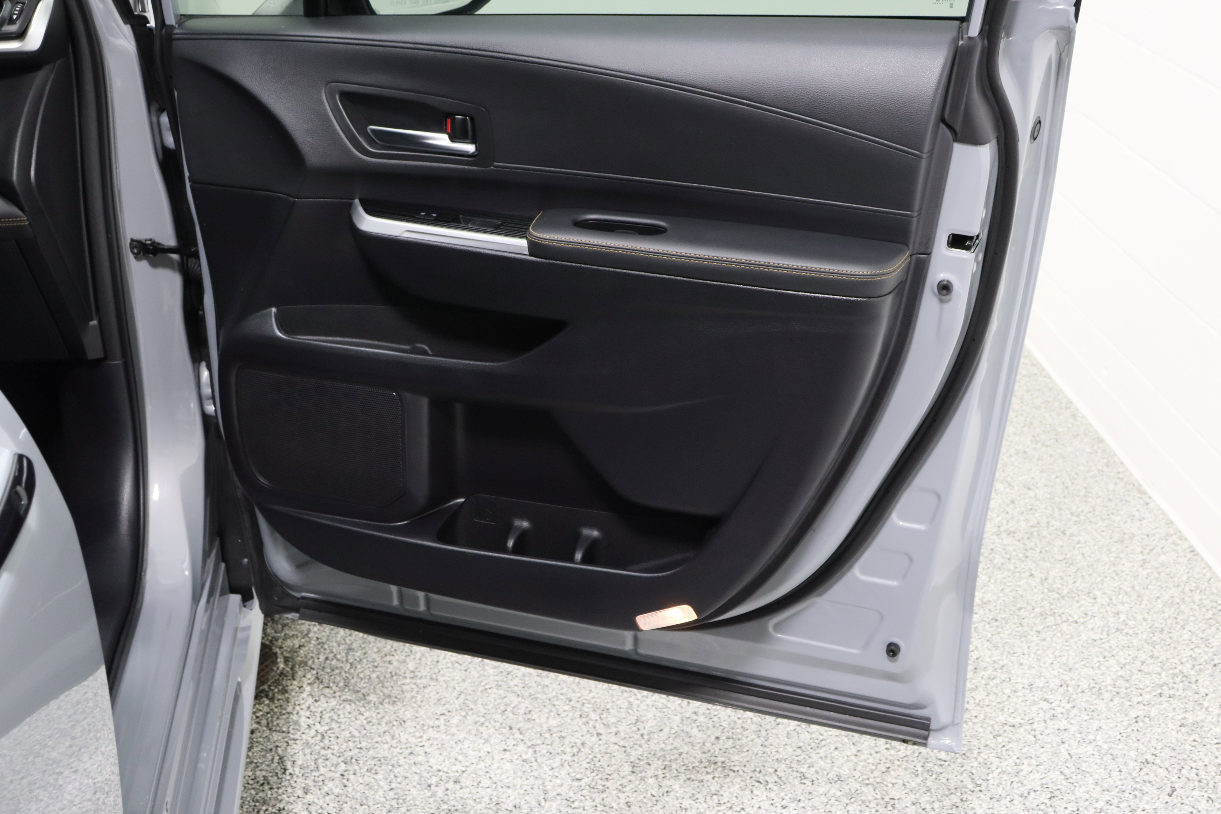 Used 2025 Toyota Sienna XLE Woodland Edition image 39