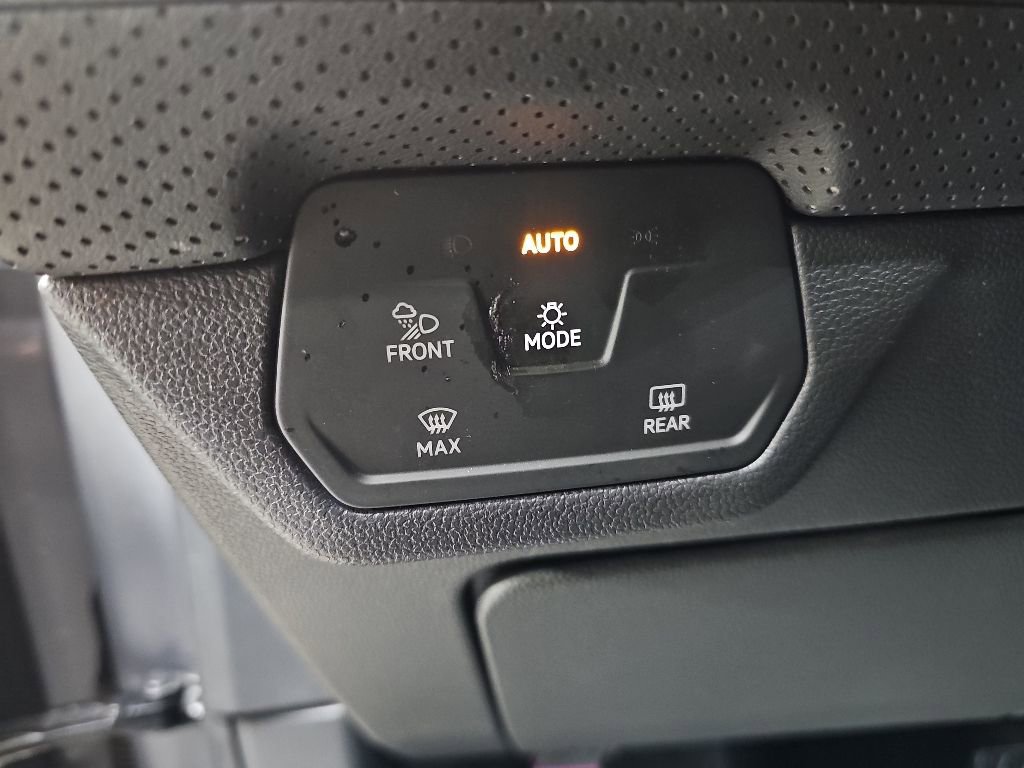 Used 2025 Volkswagen Atlas SE AWD/4WD image 16