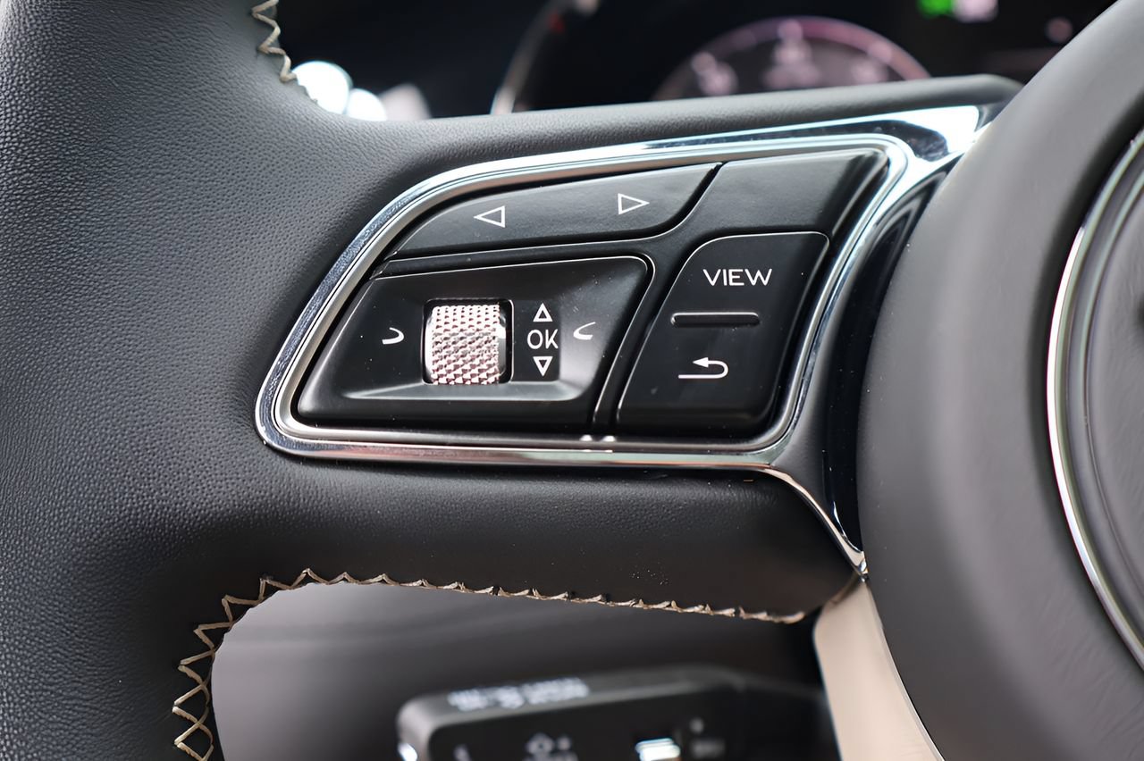 Used 2025 Bentley Bentayga Extended Wheelbase AWD/4WD image 28