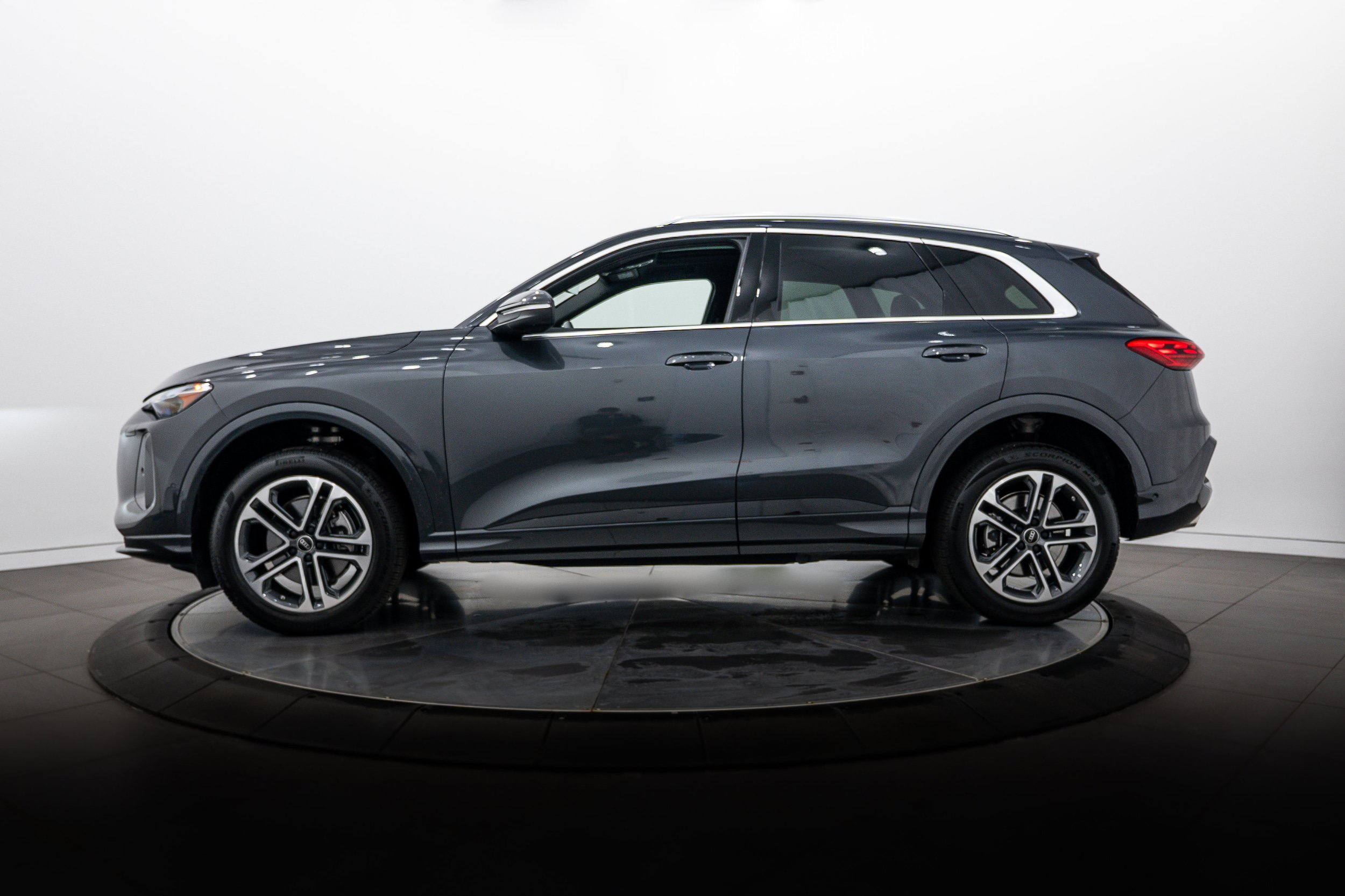 Used 2025 Audi Q5 Premium w/ Convenience Package AWD/4WD image 7