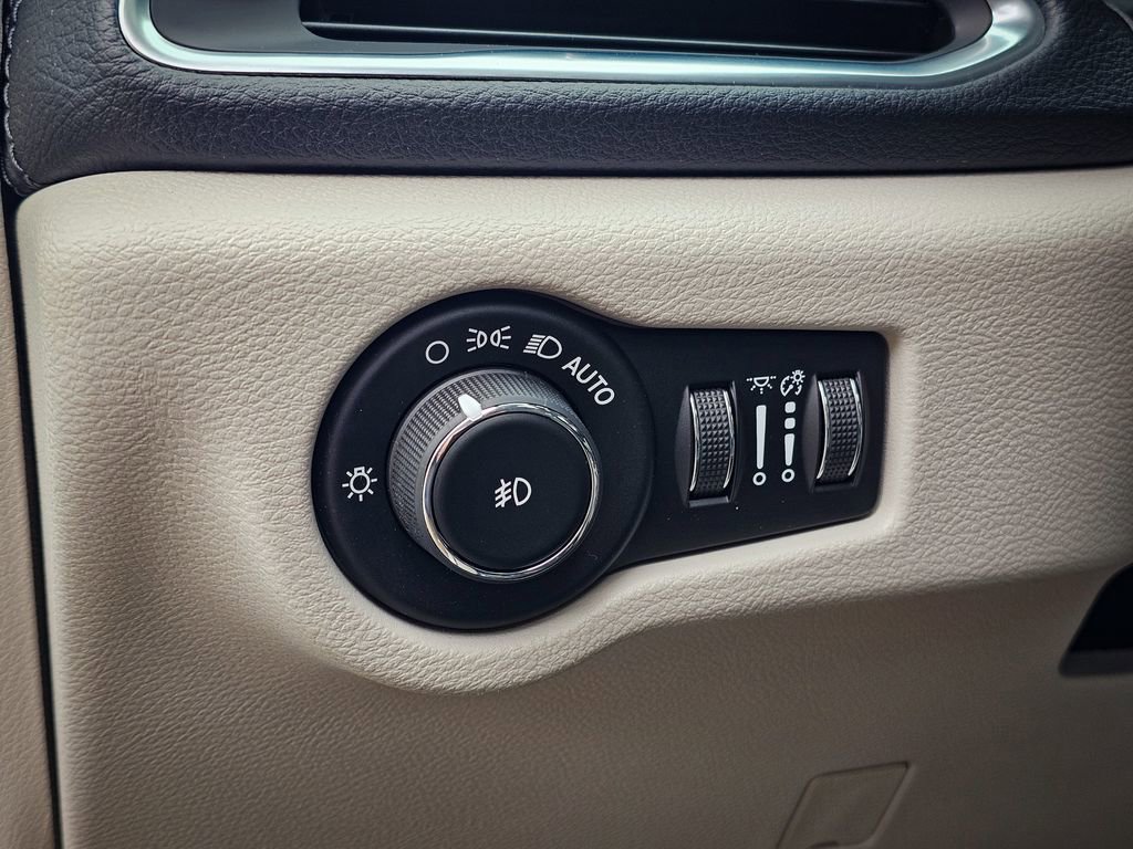 Used 2019 Chrysler Pacifica Limited FWD image 15