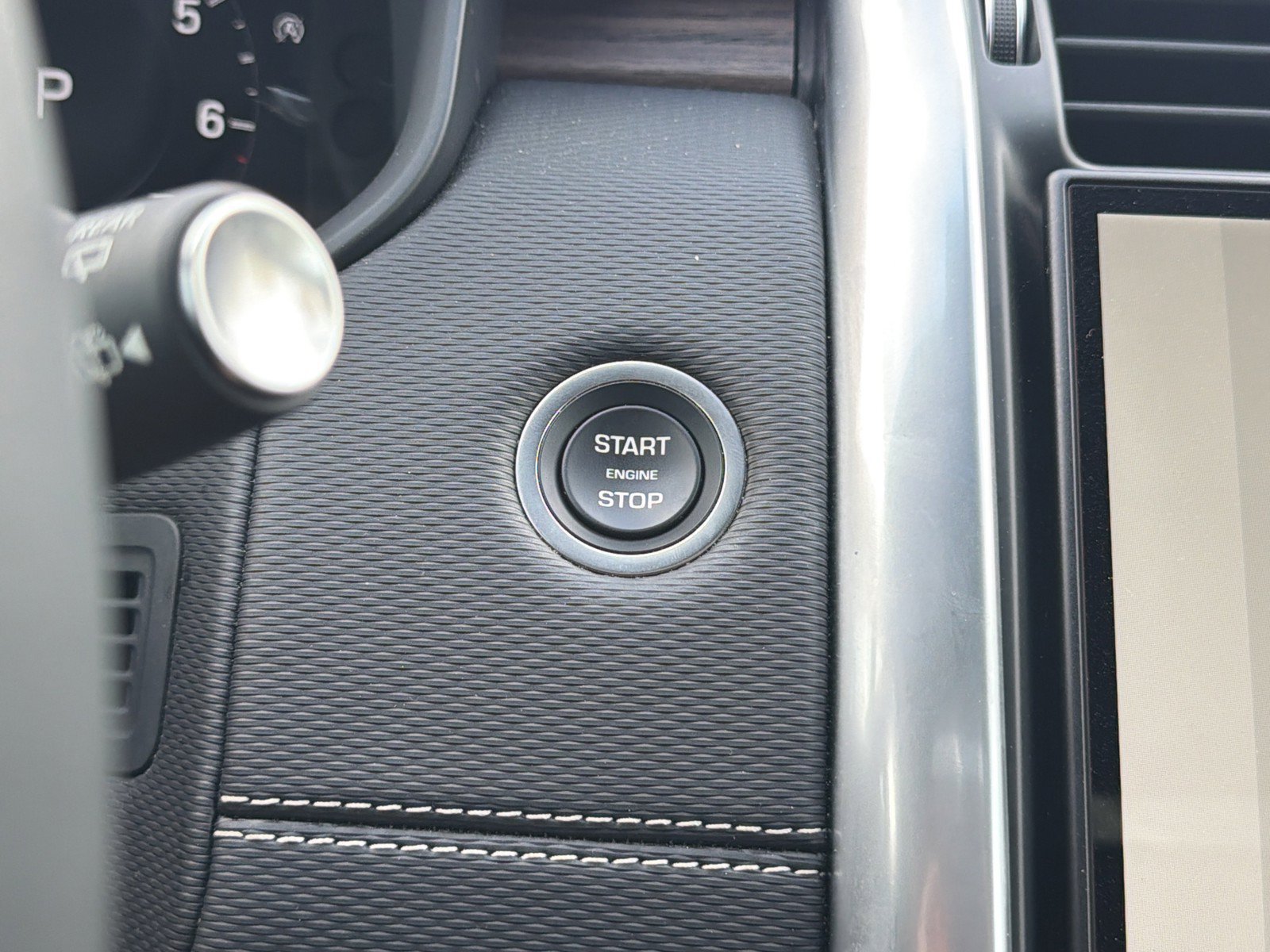 Used 2025 Land Rover Discovery Dynamic SE AWD/4WD image 35