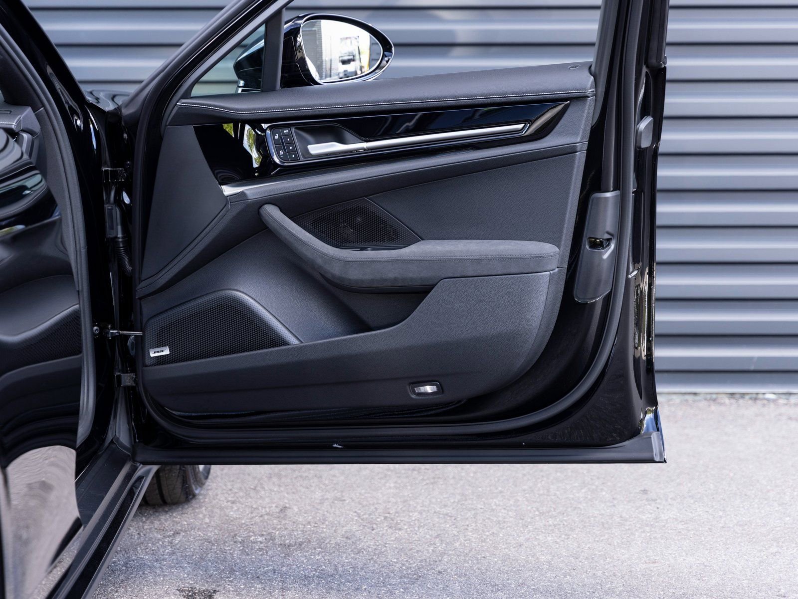 Used 2025 Porsche Panamera 4 image 32