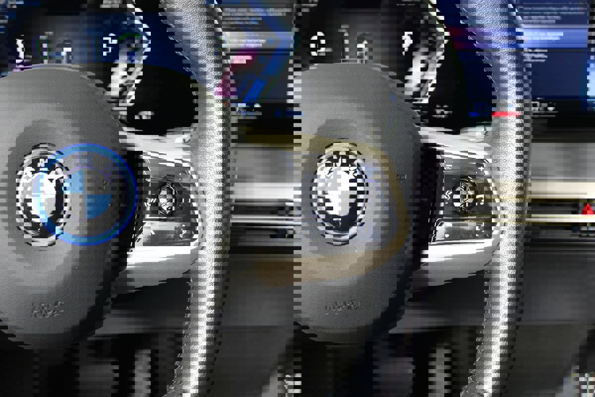 Used 2023 BMW iX xDrive50 w/ Sport Package image 8