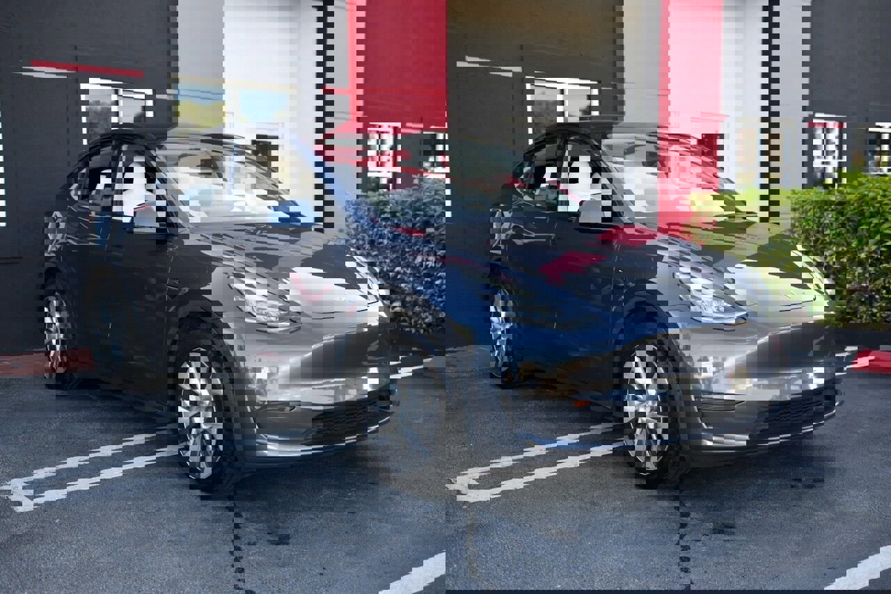 Used 2021 Tesla Model Y Long Range image 1
