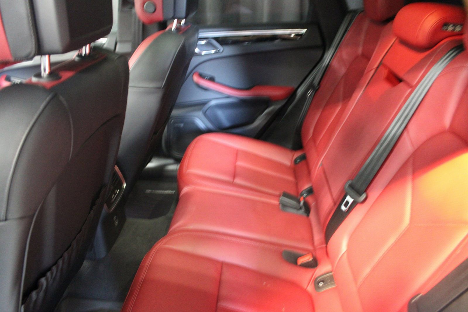 Certified 2025 Porsche Macan image 28