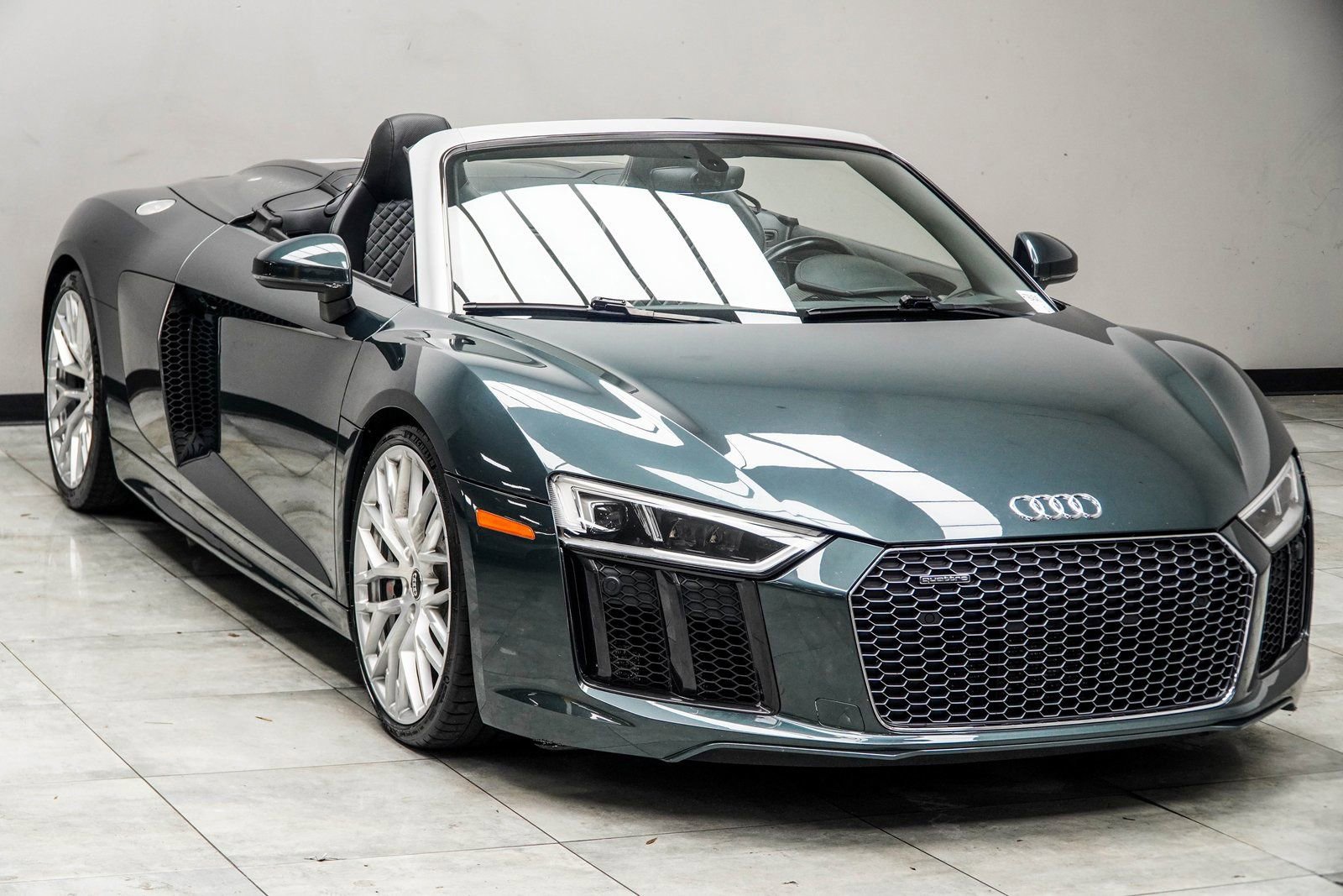 Used 2017 Audi R8 V10 w/ Carbon Exterior Package image 7